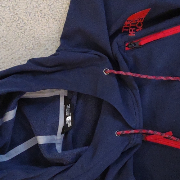 NWOT Men's North Face Water resistant Hoodie. Size Small/ Medium - Picture 2 of 3